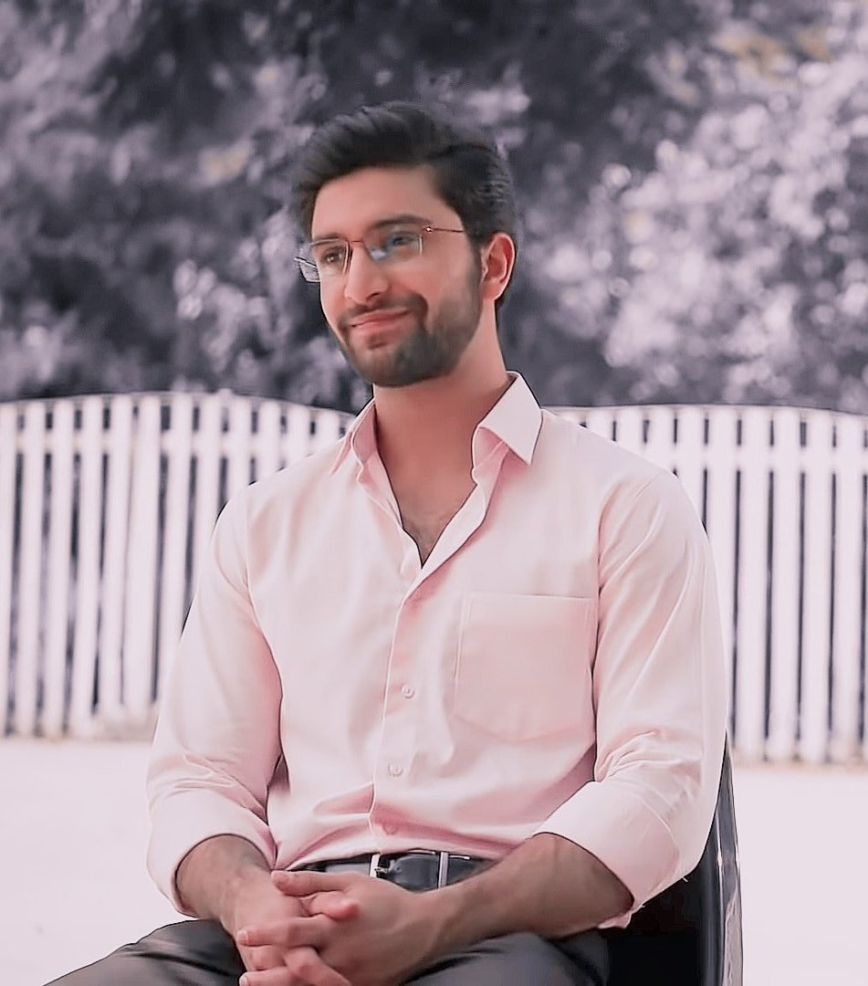 His happiness on her arrival. I LOVE. I STAN.  #YakeenKaSafar