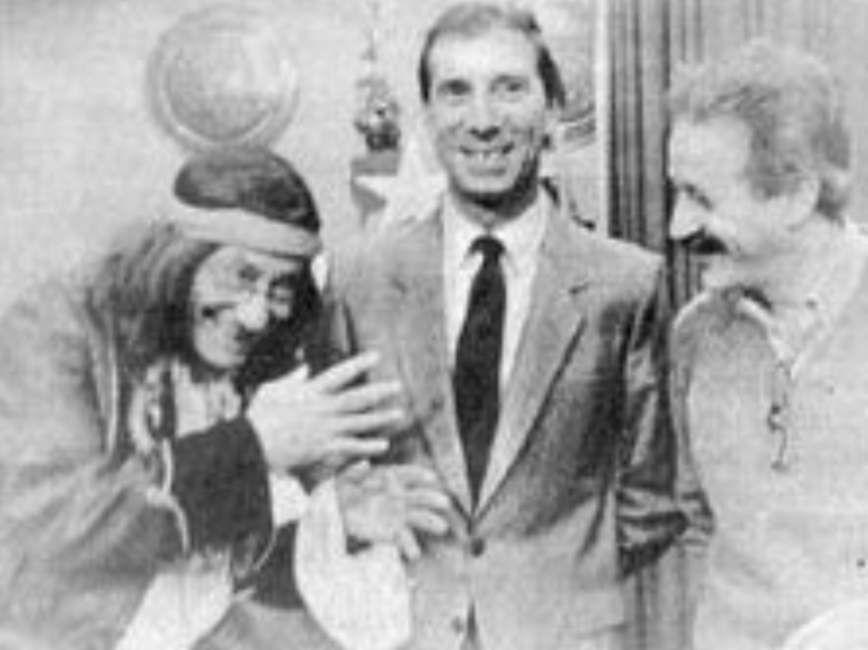 central_fotos's tweet photo. El reconocido hincha de ROSARIO CENTRAL🇺🇦:  Alberto Olmedo en su personaje del Manosanta junto al Doctor Carlos Salvador Bilardo https://t.co/j8vkTVbeEE