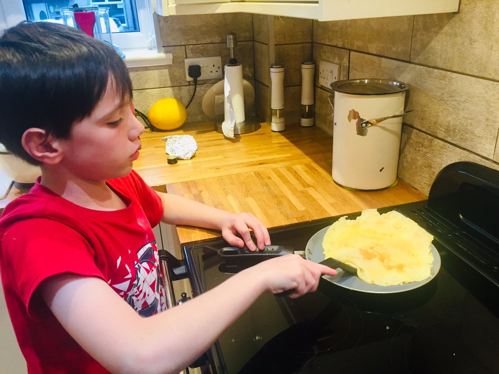 MaindsLindsey's tweet photo. @OrmistonPrimary Making crêpes 🇫🇷🥞😋 #RookieAtHome https://t.co/n1I0UH39id