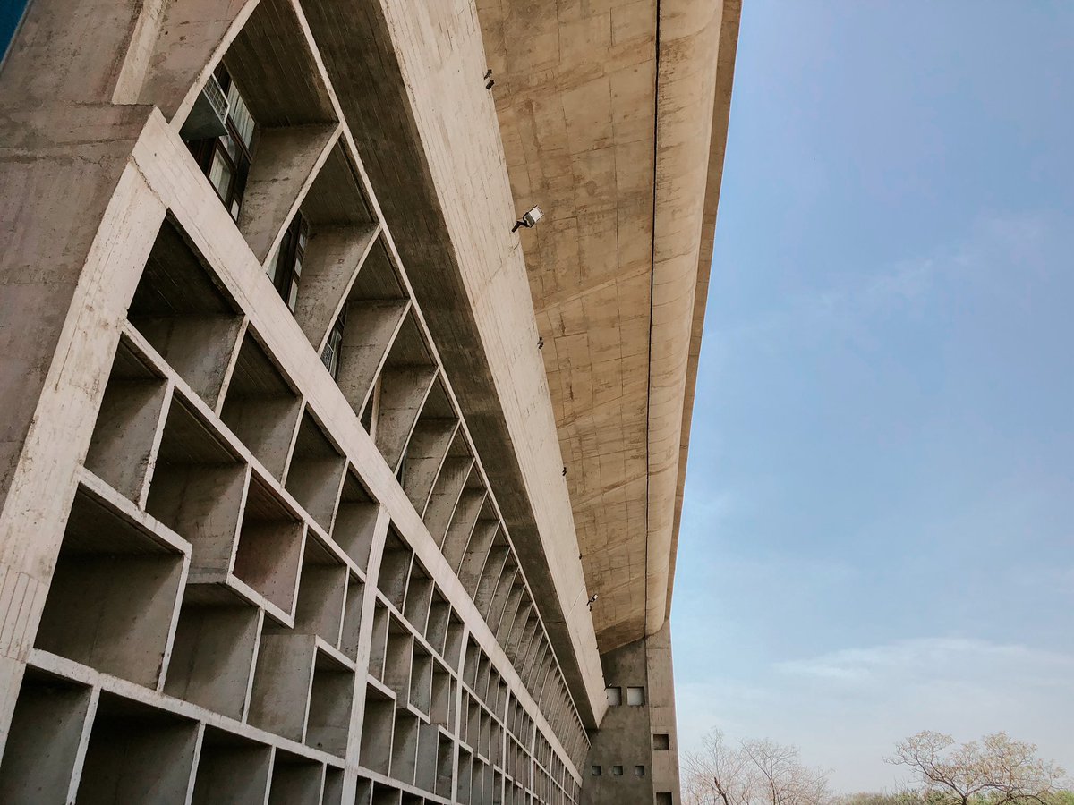 Zuboid1's tweet photo. Grand
How big do you think the window is ? 
______
#chandigarh #capitolcomplex #sukhnalake #corbusier #architecture #concrete #paint #red #blue #indigo #instagood #yourshotphotographer #natgeoyourshot @natgeoyourshot #shotoniphone #buildingsky #bigbuildings #bubblebuilding https://t.co/L0XeFPCj4I