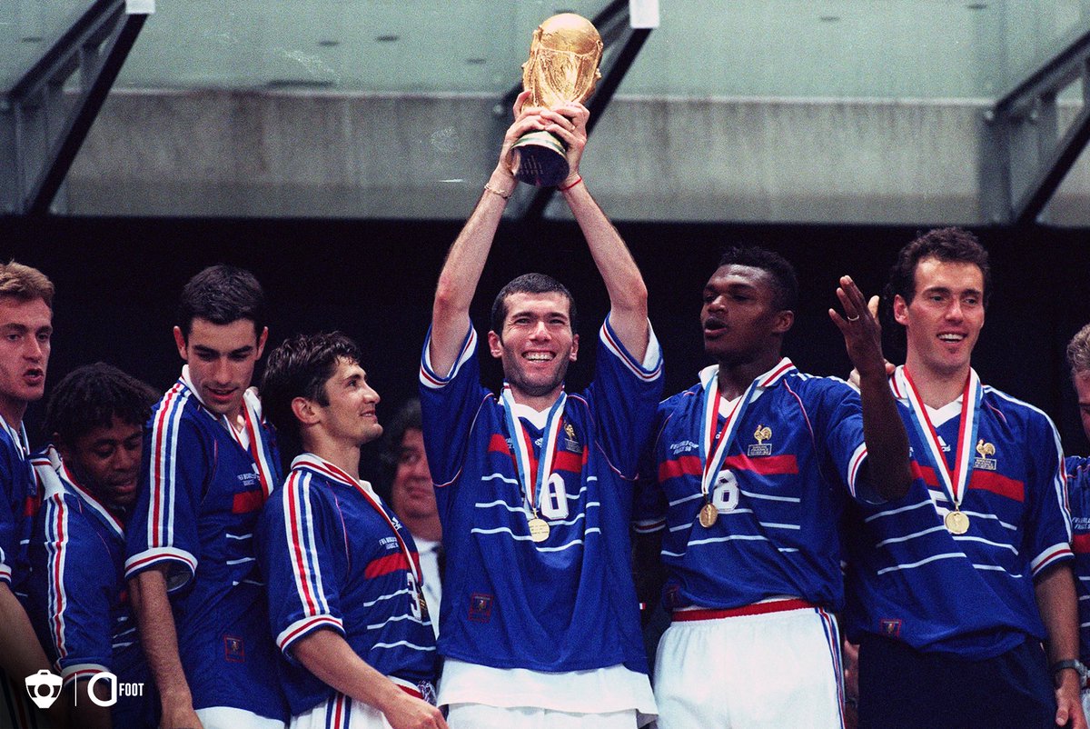 ActuFoot_'s tweet image. Joyeux anniversaire à Zinédine Zidane qui fête aujourd’hui ses 48 ans ! 🎂