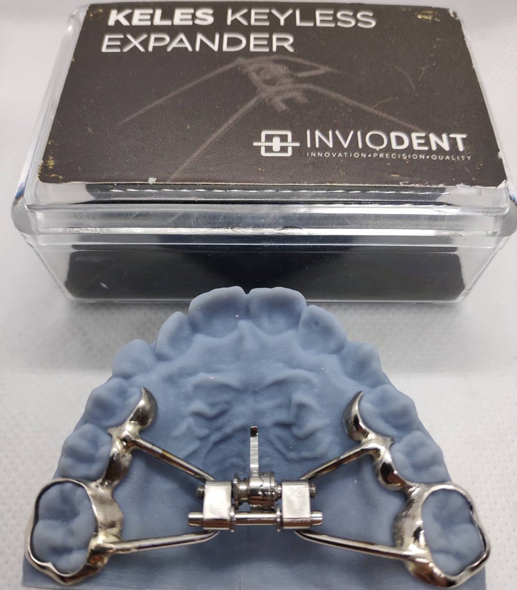 Prof. Dr. Ahmet Keleş hocamız dijital #KELESKEYLESSEXPANDER ı 😎 Çalışırken öğrenmek, öğrenirken çalışmak çok keyifli, 🤓bu şeklinde çalıştığımız hoca ve hekimlerimizi çok seviyoruz.🥰 
#ortodontist #DigitalRpe 
#dijitalortodontikaparey 
#dijitalrpe 
#DigitalHyrax
#dijitalhyrax