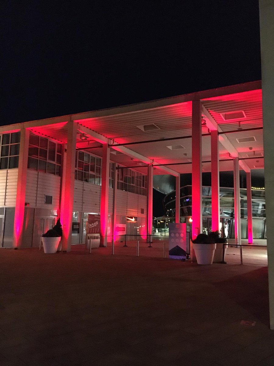 michaelernst's tweet photo. #nightoflight2020 🔴 #wolfsburg #designeroutletswolfsburg #outlet https://t.co/ebkPZ155uE