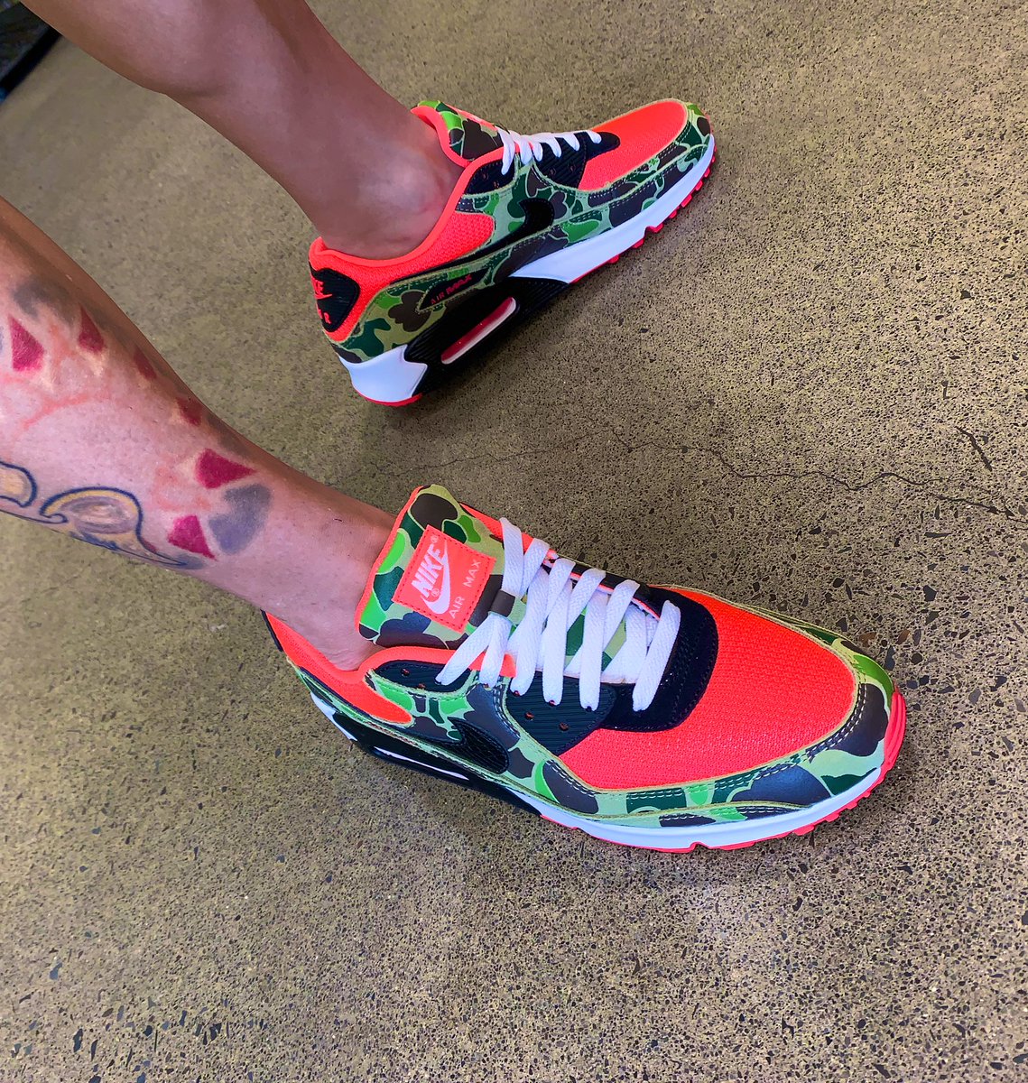 Islandsnkrs's tweet photo. Iβm a sucker for bright kicks π₯ #nike #airmax90 #reverseduckcamo #brightaf #infrared https://t.co/8d1d6banXV