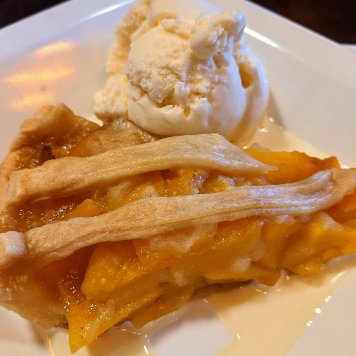PlayersBarGril's tweet photo. Monday is flying! Be sure to stop in and try some garlic parmesan wings, mango chicken pizza, and peach pie. Maybe even relax with a mule for a bit.😏 https://t.co/g5E5oHcuqw