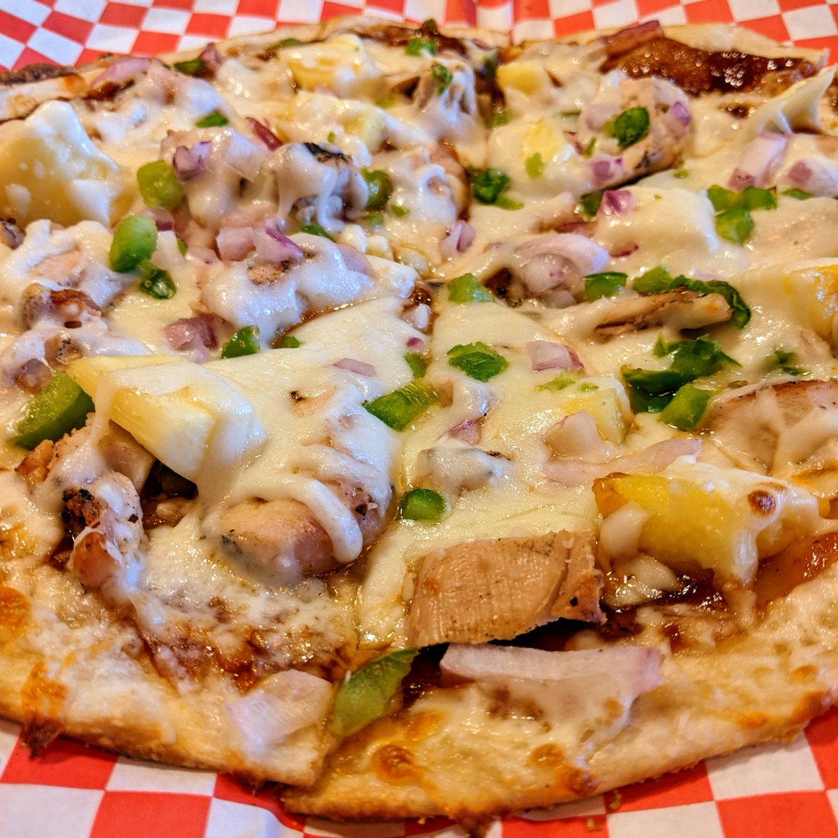 PlayersBarGril's tweet photo. Monday is flying! Be sure to stop in and try some garlic parmesan wings, mango chicken pizza, and peach pie. Maybe even relax with a mule for a bit.😏 https://t.co/g5E5oHcuqw