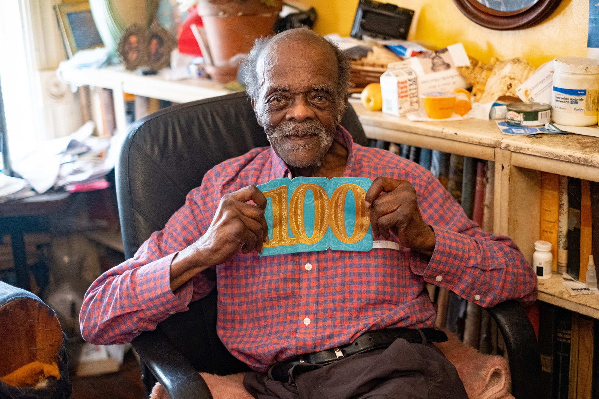 nypost's tweet photo. 100-year-old World War II vet James Been fighting eviction https://t.co/Y4hZP43VMu https://t.co/Y8eZ0nh3LW