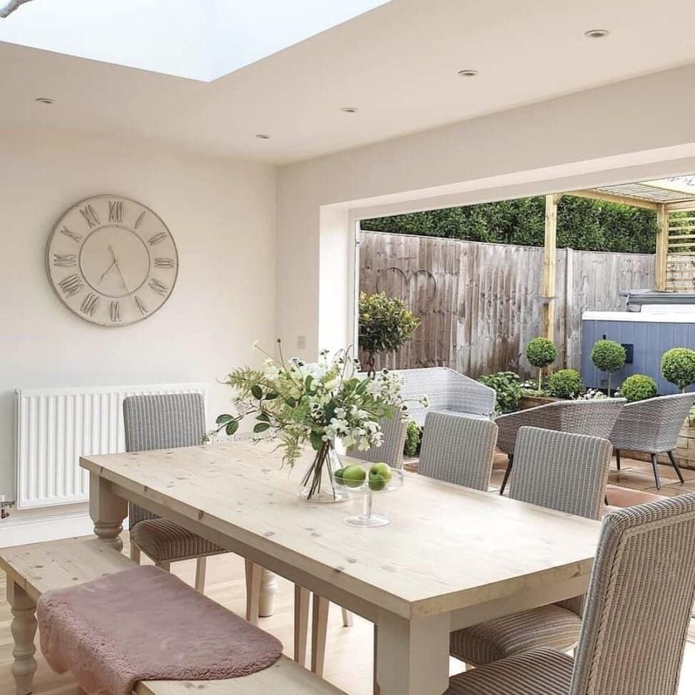 ☁️Bright and airy ☁️This beautiful dining room is truly open and inviting. We love how the owners have used a neutral base to allow for seasonal styling choices 🍃🍏 

#homestyle #myhshome #homeinspo #homeaccessories #interiormagazine #homeinteriors #diningroominspo #decorgoals