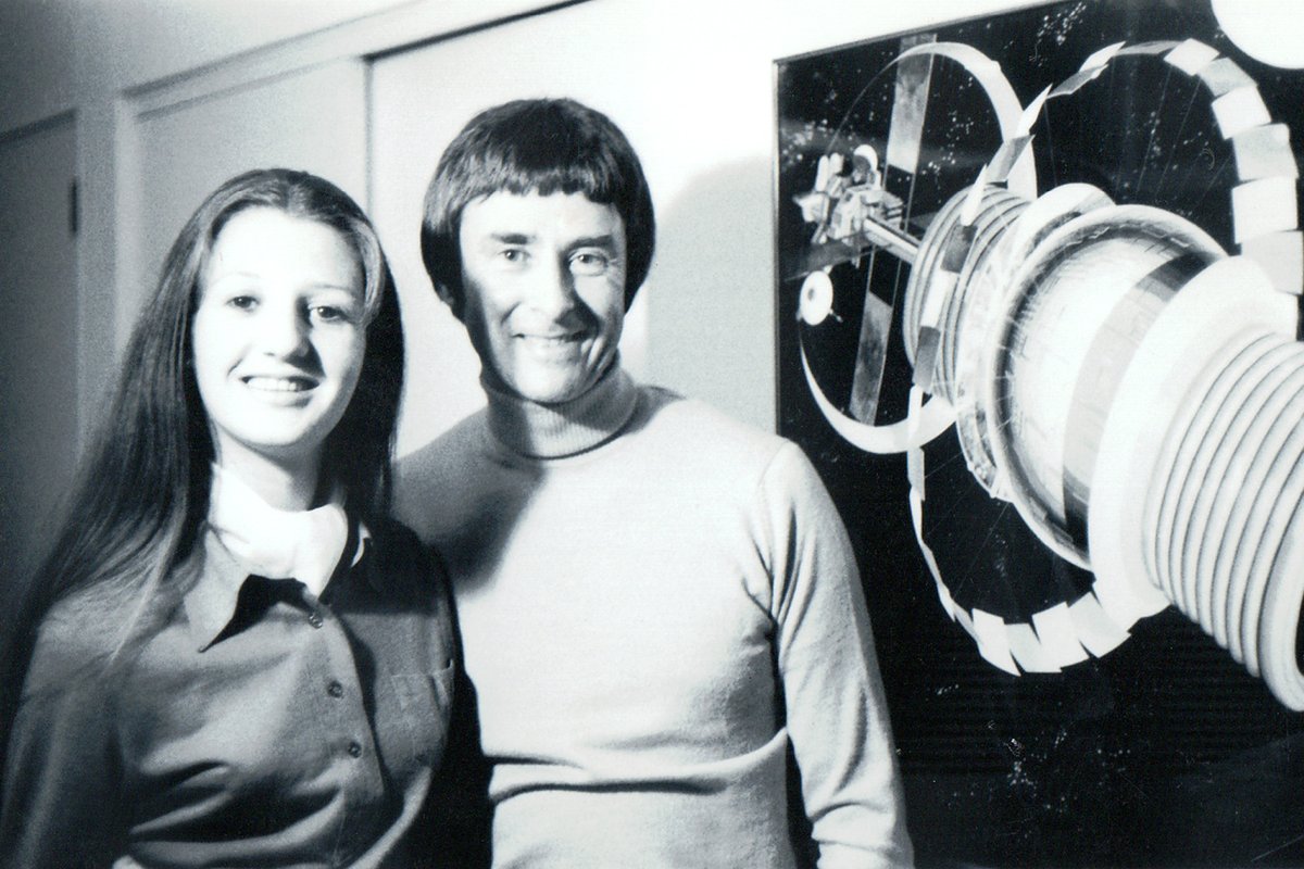 Physicist Gerard O& #39;Neill had given his students a task to design large space habitats which first inspired the idea, and he then published about it in a 1974 article of Physics Today. He discussed them more in his 1976 novel The High Frontier: Human Colonies in Space. (2/21)