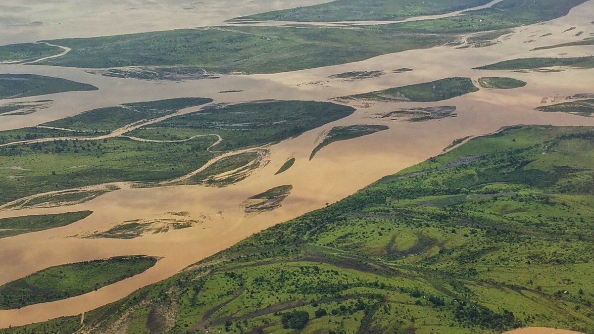 ये ज़मीन पर खींची गई रेखाएं,कुछ आड़ी, कुछ तिरछी,कुछ एक घुमावदार,कुछ शायद स्याही के सूखने से पहले ही,कागज़ पर हथेली से फैल गईं,पता नही, क्या बनाने बैठा है वो . . #mynortheastclix  #assam #aviationslovers #NorthEast  #everydayNEIndia  #photographer  #monsoon #brahmaputra