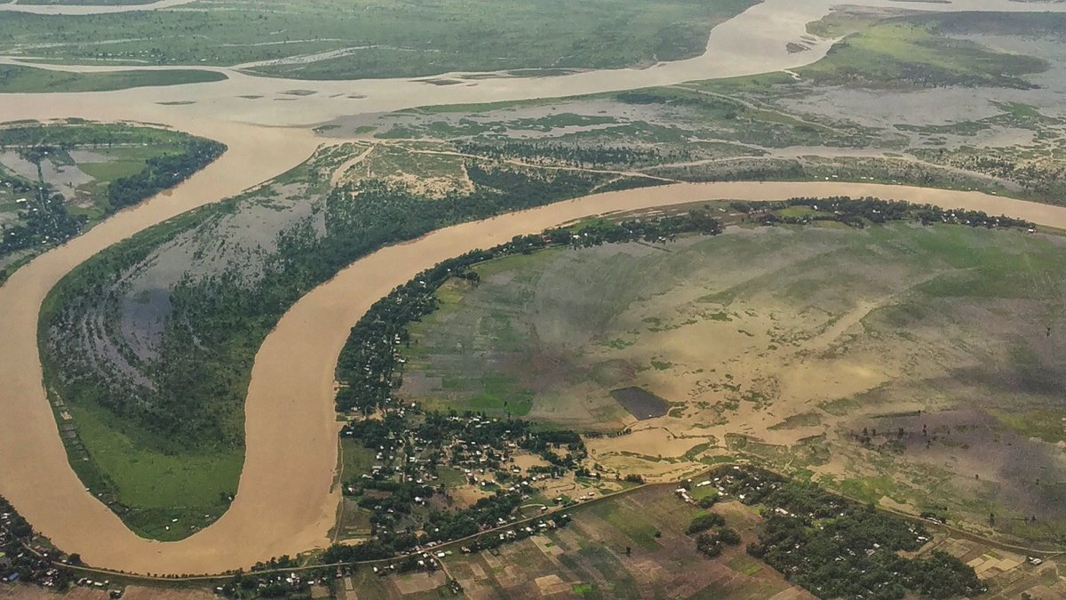 ये ज़मीन पर खींची गई रेखाएं,कुछ आड़ी, कुछ तिरछी,कुछ एक घुमावदार,कुछ शायद स्याही के सूखने से पहले ही,कागज़ पर हथेली से फैल गईं,पता नही, क्या बनाने बैठा है वो . . #mynortheastclix  #assam #aviationslovers #NorthEast  #everydayNEIndia  #photographer  #monsoon #brahmaputra