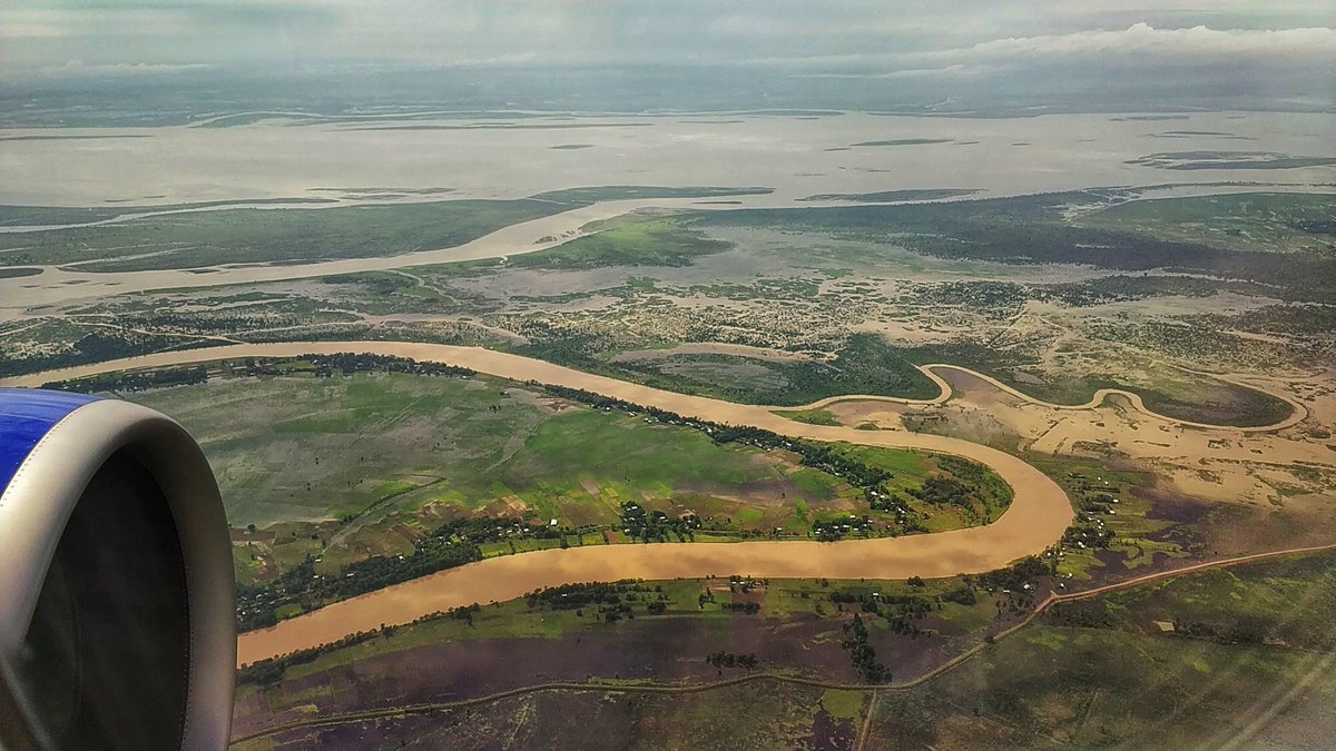 ये ज़मीन पर खींची गई रेखाएं,कुछ आड़ी, कुछ तिरछी,कुछ एक घुमावदार,कुछ शायद स्याही के सूखने से पहले ही,कागज़ पर हथेली से फैल गईं,पता नही, क्या बनाने बैठा है वो . . #mynortheastclix  #assam #aviationslovers #NorthEast  #everydayNEIndia  #photographer  #monsoon #brahmaputra