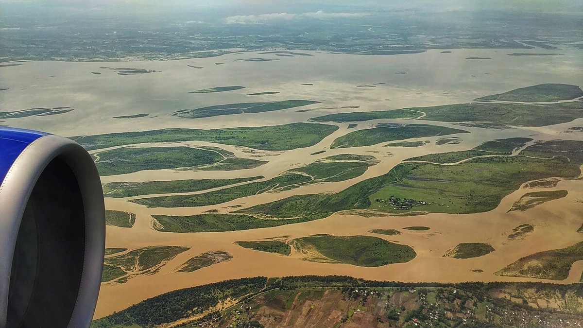 ये ज़मीन पर खींची गई रेखाएं,कुछ आड़ी, कुछ तिरछी,कुछ एक घुमावदार,कुछ शायद स्याही के सूखने से पहले ही,कागज़ पर हथेली से फैल गईं,पता नही, क्या बनाने बैठा है वो . . #mynortheastclix  #assam #aviationslovers #NorthEast  #everydayNEIndia  #photographer  #monsoon #brahmaputra