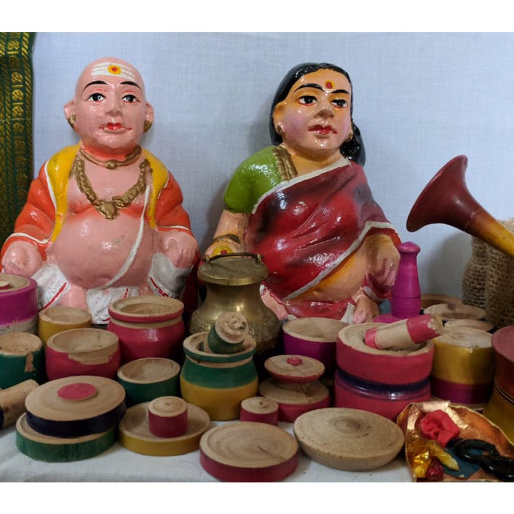 ओ is for ओखल / OkhalMiniature okhli can also be seen in Navaratri Golu displays as shown in the image (PC:  @anushankarn). Aren’t they cute? #AksharArt  #ArtByTheDesign