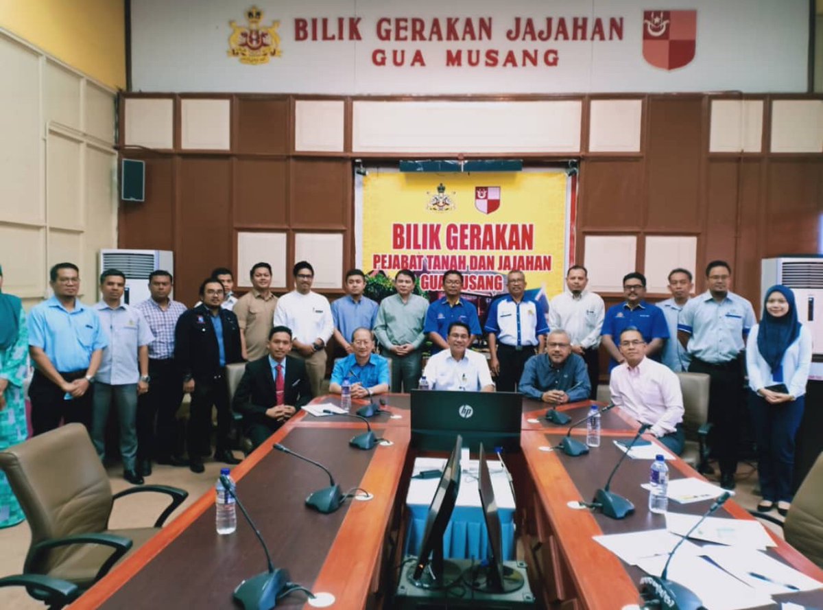 Seusai Mesyuarat Pra Pembinaan Central Spine Road Seksyen 3B 3C.Semoga projek ini dapat memberi manfaat yang besar kepada rakyat khususnya di Pantai Timur
<a href="/MOWorks/">でやんす</a> 
<a href="/CawJalanJKR/">Cawangan Jalan JKR Malaysia</a> 
<a href="/RuslanAbdAziz/">Ir Ruslan Abdul Aziz</a> 
<a href="/MohamedTalmizi/">Mohamed Talmizi</a> 
<a href="/UPK_ECER1/">Unit Projek Khas ECER1</a> 
<a href="/Zulakmal8/">zulakmal</a> 
<a href="/JKRMalaysia/">JKR Malaysia</a>