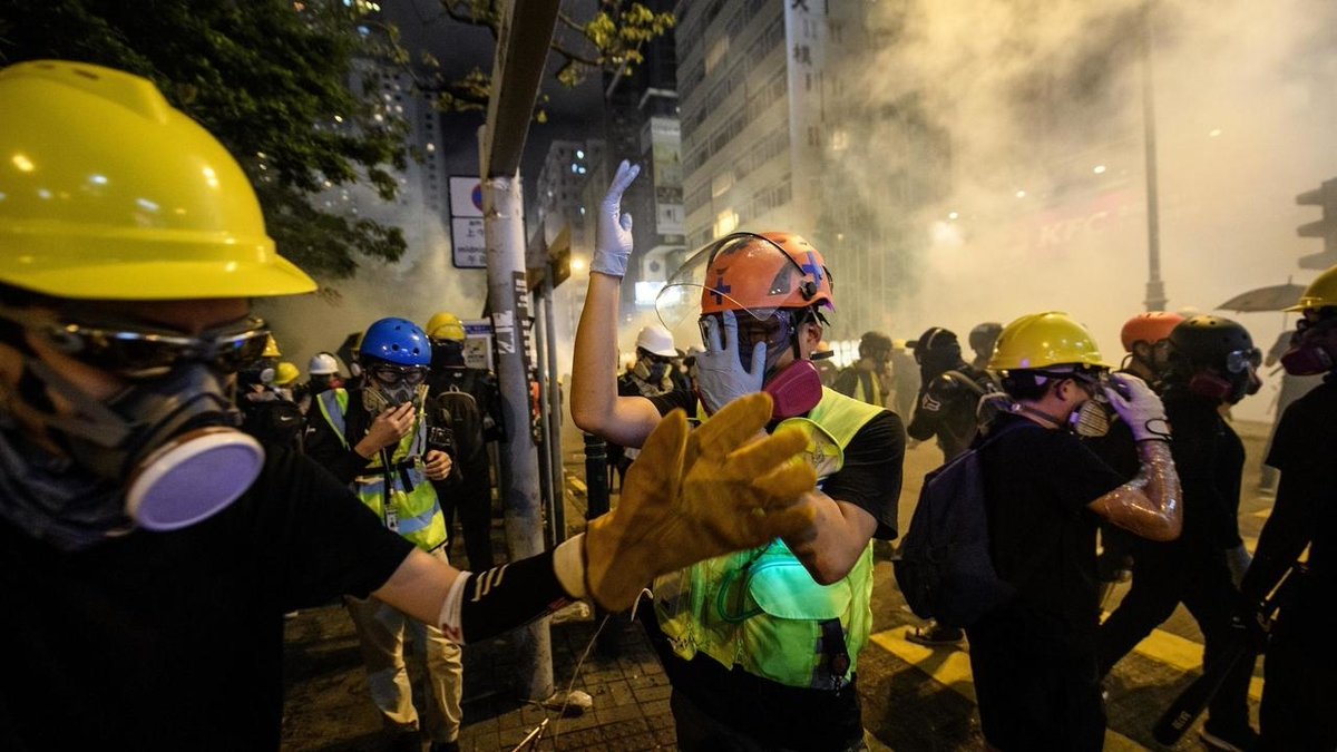 FRANCE24's tweet photo. China, EU exchange threats over proposed new security law in Hong Kong https://t.co/Qx6uuocJ4o https://t.co/rtpKnPR6X3
