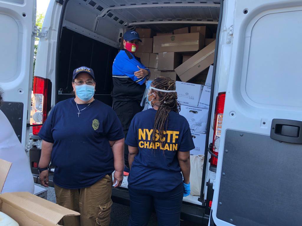 RevMiranda's tweet photo. Our chaplains had a great time getting food into the hands of those who need it the most alongside our partner Captain A - Fighting the War on Cancer and Chaplain Annette Casper Dejesus.
#NYSCTF #CaptainA
#WEDARETOCARE https://t.co/0oIqCRBCsu