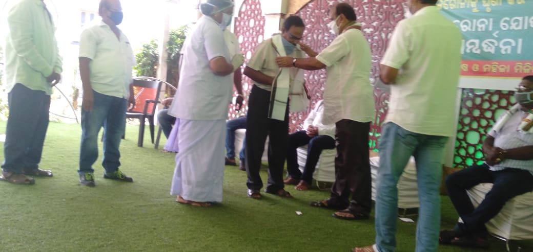 BJDcultural's tweet photo. ସମଗ୍ର ବିଶ୍ୱ ଆଜି କରୋନା ଦ୍ୱାରା କବଳିତ, ବିଶ୍ୱ ସ୍ୱାସ୍ଥ୍ୟ ସଙ୍ଘଠନ ଏହାକୁ ମହାମାରୀ ଘୋଷଣା କରିସାରିଲେଣି । ଏଥିରେ ଆମ ଦେଶ ଭାରତ ଓ ଆମ ରାଜ୍ୟ ଓଡିଶାର ସାଧାରଣ ଜନତା ମଧ୍ୟ ସଂକ୍ରମିତ । ଏଥିପାଇଁ ସମସ୍ତେ ଭୟଭୀତ ।
@Naveen_Odisha
@CMO_Odisha 
@BJDITWing 
@bjd_odisha https://t.co/nhcAwbBBmT