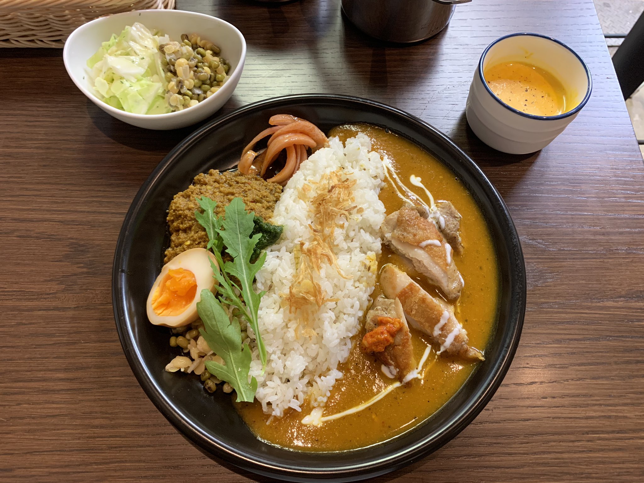 Akino Lee A K A カレーおじさん O 新富町から築地場外市場へ移転した東京ライスカレーでダブルカレー パリっと焼かれたチキン入りのシャバシャバカレーにジューシーなキーマのあいがけ サラダとかぼちゃスープもついてきます 近隣にお茶飲めるお