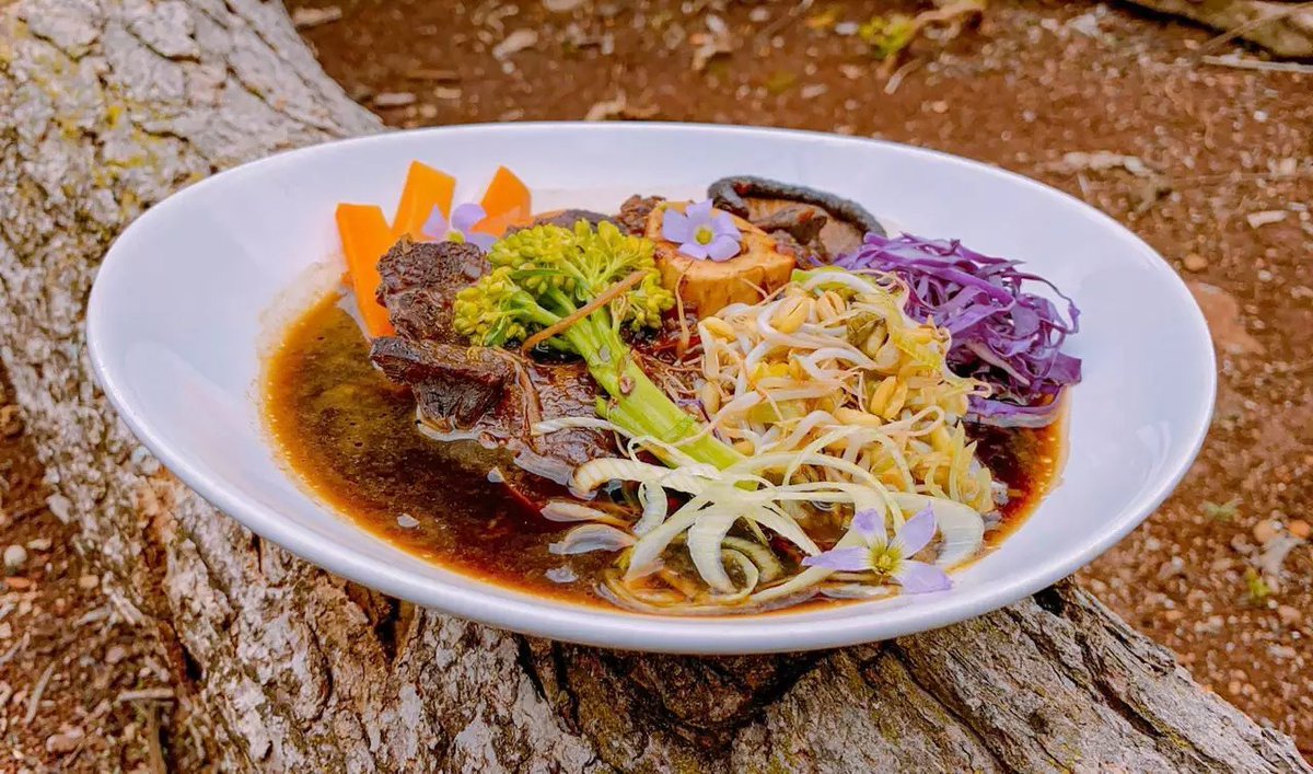 jhonysasaki's tweet photo. O prato nasceu da ideia original dele no Japão, que é a de reunir pessoas ao redor de uma mesa enquanto o sukiyaki fica pronto e a família compartilhar esse momento. #comunidade #comunidadebrasileira #decassegui #dekasegi #genba #japan #Japão #job #News # https://t.co/2KH8ONqDMw https://t.co/jyT31a49VY