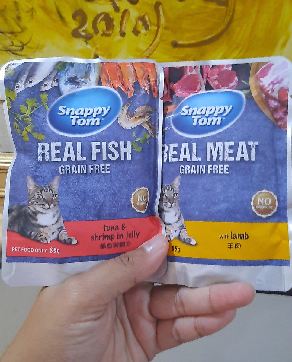 Snappy Tom pouch. Kalau gak salah ada 7 atau 6 varian rasa. Harga sekitar 6rb.Beda dgn yg versi kaleng yg mousse bgt, yg pouch ini agak bertekstur dan lebih watery. Baunya gurih tapi ga semenyengat Whiskas kalau menurutku.