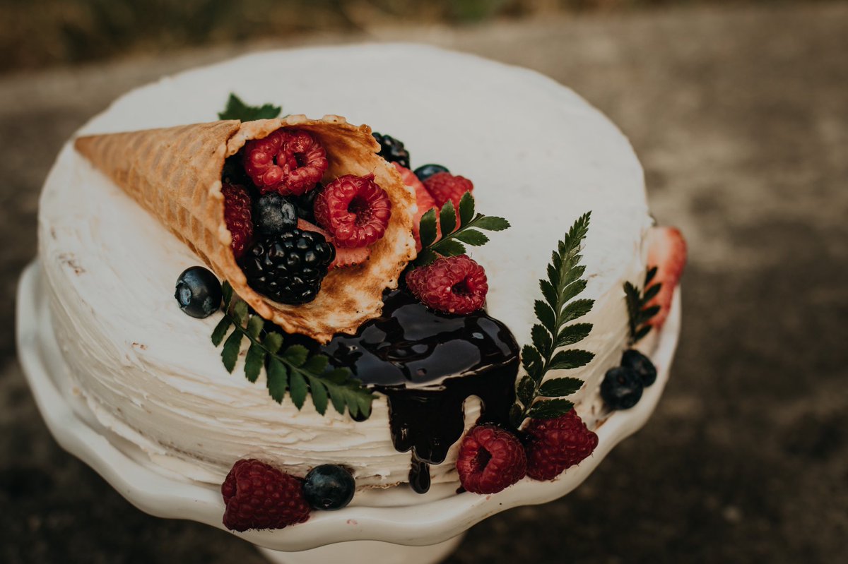 _RavioliQueen_'s tweet photo. @macigood &amp; I are making cakes now 🥺👉🏻👈🏻 please spread the word !! Our fb page : alwaysambrosia insta: always_ambrosia &amp; we are doing a giveaway this week!! https://t.co/LXGli96zaf