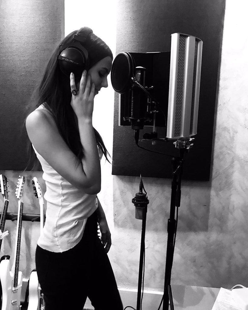 ー victoria justice: a thread of all the songwriters and producers she’s been working with on her new music 