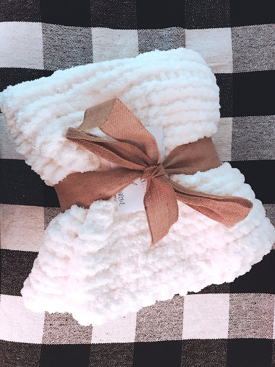 knitsandlove's tweet image. My most requested, white chunky knit throw blankets! |#flatlay #chunkyknitsandlove #chunkyknitblankets #handmadechunkyknitblankets #chunkyknitblanketsdmv #knitting #knittingaddict #knittinglove #knittinginspiration #chunkyknitting #chunkyknitblanket #art #love #joy #handmadegift