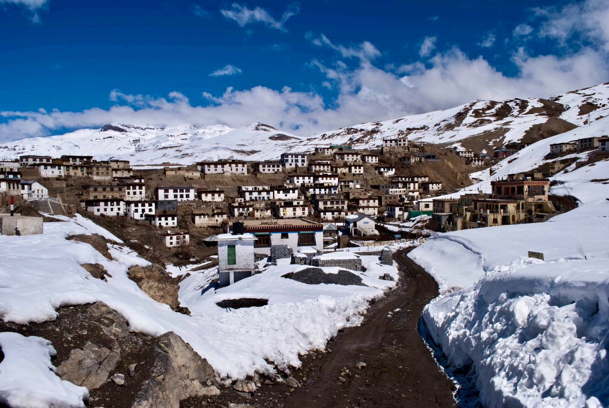 AdventurEscape_'s tweet photo. Ladakh's lesser-known neighbour, the chilly mountain desert of Spiti, is for explorers who set out to float from the traveller trails. Spiti's postcard towns remain remotely desolated and covered in snow for the most part of the year. 
https://t.co/nXhJijCy7R https://t.co/7HXqH72ihW