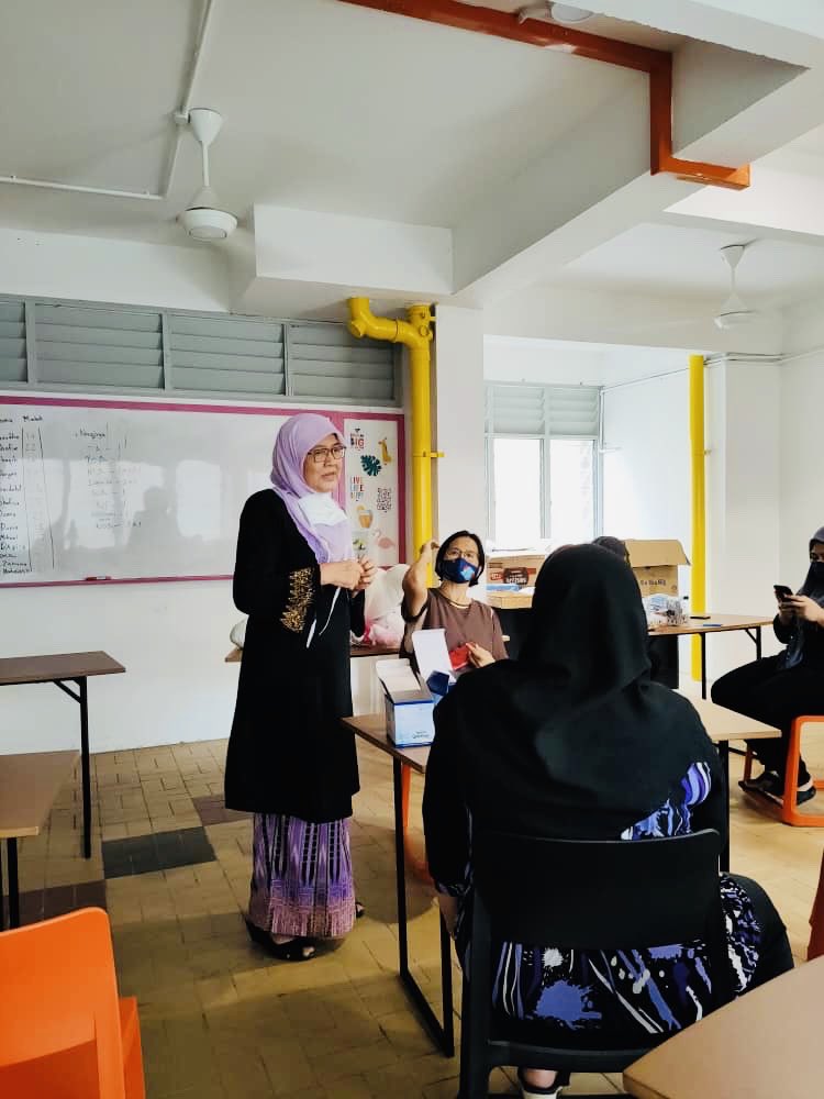 ytlfoundation's tweet photo. We were recently part of a toy distribution initiative by @toylibrariesmalaysia at Ruang KITA.
Professor Dr Rokiah from IMU discussed with the team on the 1000 days programme that will begin soon at the Sri Perak PPR.
#BuildingTheRightThing
#RuangKITA
#frogclassroom
#1000days https://t.co/HZArweLVwb