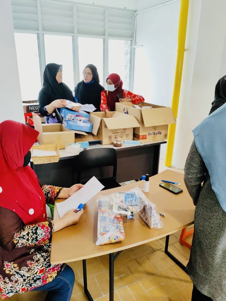 ytlfoundation's tweet photo. We were recently part of a toy distribution initiative by @toylibrariesmalaysia at Ruang KITA.
Professor Dr Rokiah from IMU discussed with the team on the 1000 days programme that will begin soon at the Sri Perak PPR.
#BuildingTheRightThing
#RuangKITA
#frogclassroom
#1000days https://t.co/HZArweLVwb