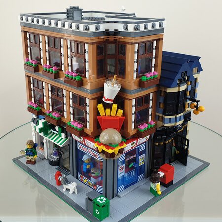 Ben95942373's tweet photo. Replying to @Tracks_Game Can you please add a fast food corner restaurant to the game??? #FastFoodCorner #RobinHoodBricks #TracksTheTrainSetGame🚂 https://t.co/mh4beD9xXy