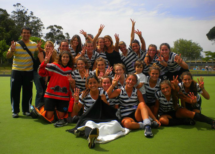 iprsportingclub's tweet photo. 🖤🤍 Arrancá el martes con un nuevo #SportingRetro de hockey 🏑. Te dejamos 4 fotos y esperamos tus comentarios. ¿Estás ahí? ¿Sabés de qué año son? ¿A quiénes reconocés? Te leemos #ElOrgulloDePertenecer https://t.co/7tKW8XlTcE