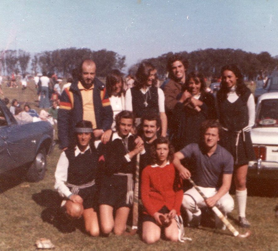 iprsportingclub's tweet photo. 🖤🤍 Arrancá el martes con un nuevo #SportingRetro de hockey 🏑. Te dejamos 4 fotos y esperamos tus comentarios. ¿Estás ahí? ¿Sabés de qué año son? ¿A quiénes reconocés? Te leemos #ElOrgulloDePertenecer https://t.co/7tKW8XlTcE