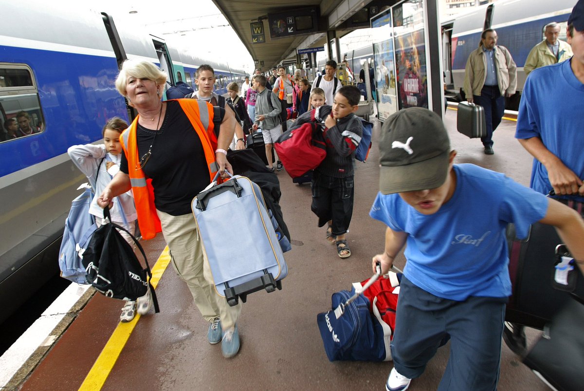 Les vacances approchent ! Vous êtes parti(e), plus jeune, en colonie de vacances ou vous y inscrivez vos enfants : pourquoi ? 
D’après vous, quel est le rôle d’une colonie de vacances ? Racontez-nous #LaColoEn2020