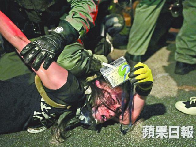 Liu Jiadong. A HK social worker being over powered by Chinese soldiers. She holds up her license and stands in between Chinese occupation and freedom. 
@HongKongHermit @hk420metoo @HK_EpochTimes @HongKongFP @HongKongPLG