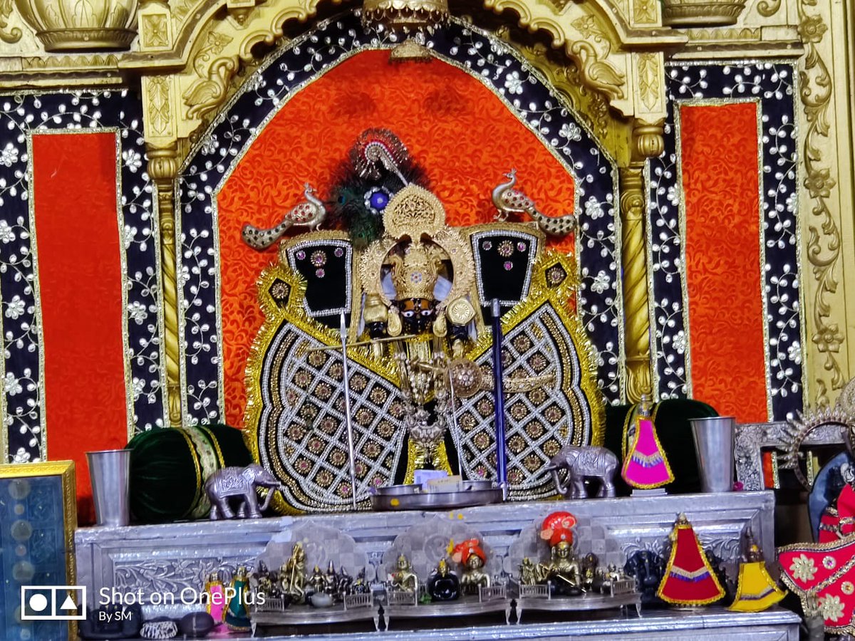 🙏जय श्री सांवलिया सेठ 🙏
        जिस प्रकार आकाश
    से गिरा हुआ जल
     किसी न किसी रास्ते से
  होकर समुद्र में पहुँच ही जाता है
    उसी प्रकार निःस्वार्थ भाव से
 की गई किसी की सेवा और
  प्रार्थना  किसी न किसी रस्ते से
 परमात्मा   तक पहुँच ही जाता हैं।
आज के 🌹२३/०६/२०🌹 दर्शन