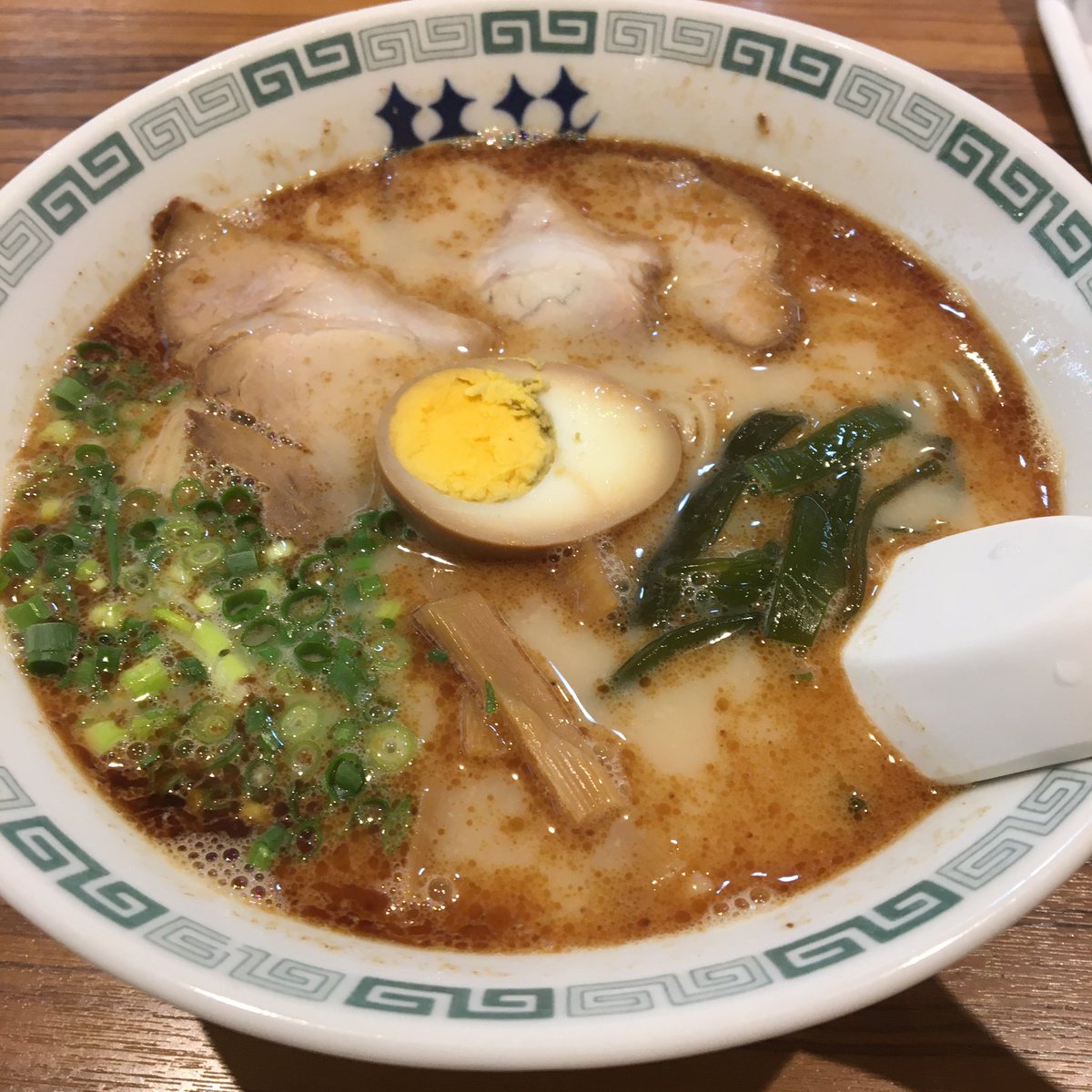 Gaku 熊本市 下通りの 桂花ラーメン 本店 出張先の熊本で 懐かしい一杯をいただきました スープは豚骨と鶏のダブル 歯切れの良い自家製麺がバッチリ合って 旨さは変わらず 鶴屋に支店ができてるらしい 熊本市 下通り 桂花ラーメン 本店