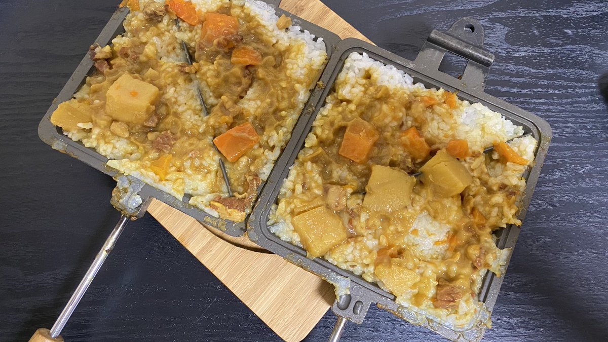 てっち イメージはライスバーガー ごはんバーガー的なのを それをキュッと潰したような感じかなw ご飯に片栗粉混ぜて 油を薄く塗った所に広げて カレーをホットサンドメーカーで 潰してもごはんからはみ出ない量をのせて やったらどうだろう うまく