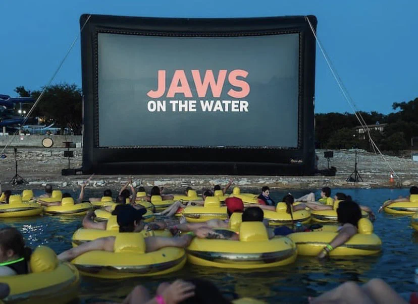 最高すぎる演出。臨場感がはんぱない「海の上でのジョーズを上映」