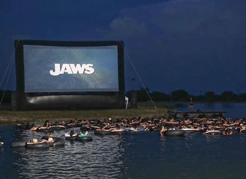 最高すぎる演出。臨場感がはんぱない「海の上でのジョーズを上映」