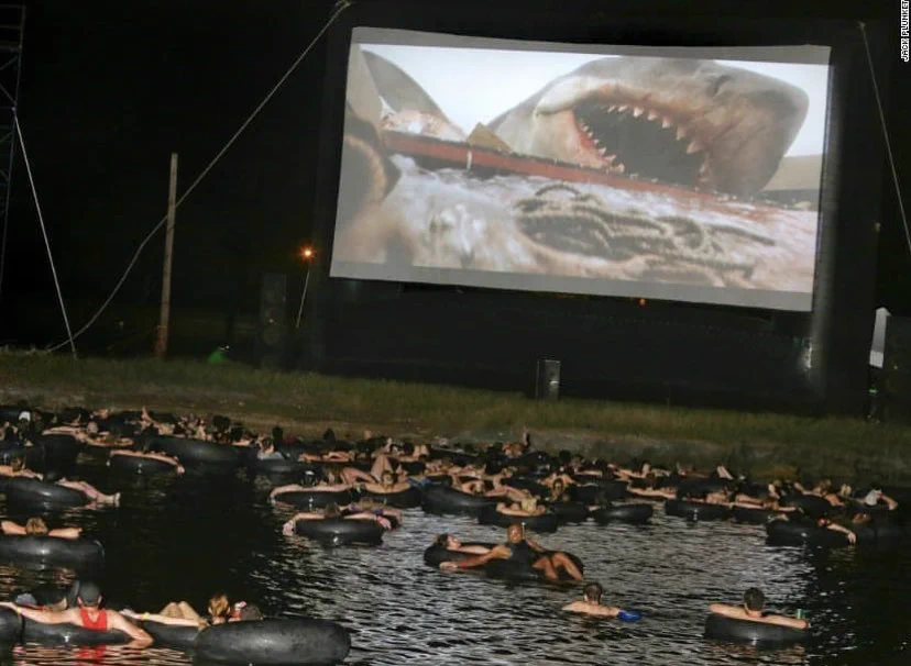 最高すぎる演出。臨場感がはんぱない「海の上でのジョーズを上映」