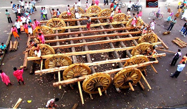 Nandigosha is the chariot of Jagannath that is set on 18 wheels. Taladwaja, the chariot of Balarama runs on 16 wheels and 14 wheels roll the chariot Padmadhwaja of Shubadra.All the three chariots are constructed anew year after year prior to the festival.