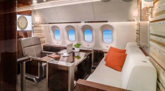 epigmenioibarra's tweet photo. Como viajaban Margarita Zavala y Angelica Rivera?
En aviones de la presidencia 
Por que nadie les hacía ningún reclamo?
Porque las rodeaba una nube de guaruras del estado mayor presidencial
Quien las acompañaba?
Toda su corte
Agresiva,hipocrita y cínica la derecha conservadora https://t.co/OJnNDqpvQD
