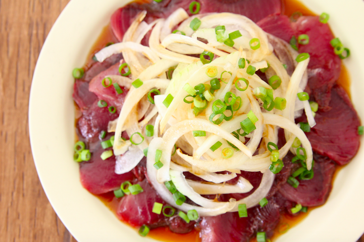 ラク速レシピのゆかり Toroaスイーツ開発 料理家 まずはさっぱりとポン酢で カツオの刺身 1 2柵を切って器に盛り 薄切りした新玉ねぎ1 2個分をのせ あれば青ネギ散らします ポン酢をまわしかけ お好みでごま油を少々 スライスしたにんにくを散らし