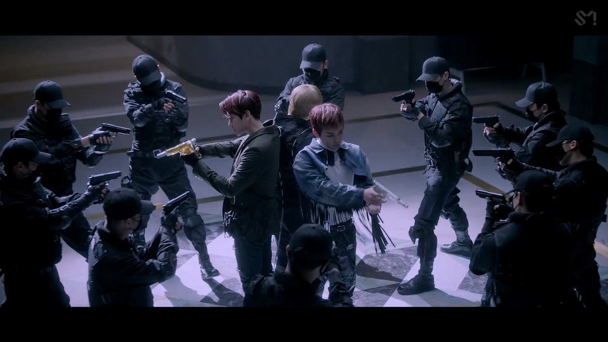 They were confronted by the masked men. But unlike CBX, they (X-SKY) were not surrounded.  #EXO  @weareoneEXO