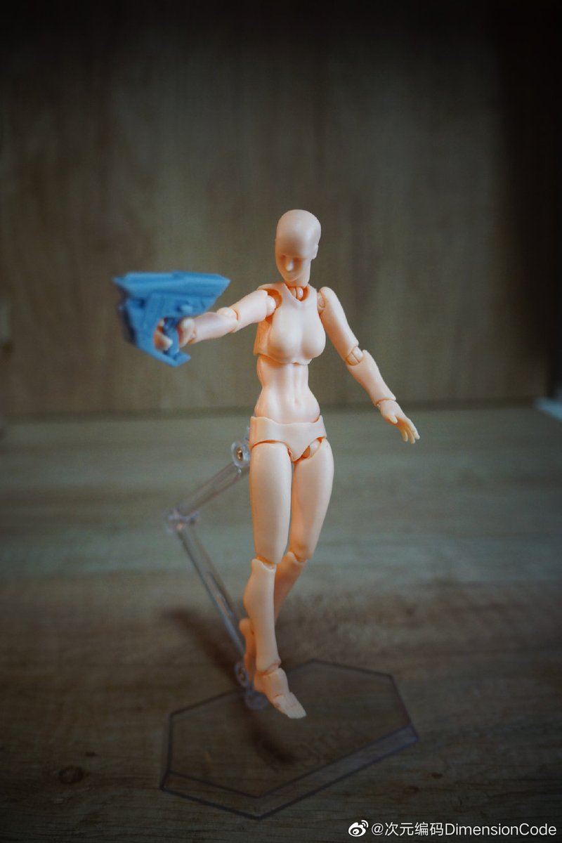 IamLinkNoZelda's tweet photo. @Trial_typeKOF 機械設計：@Trial_typeKOF
【开发记录01】-手持主武器[Adler]
能够在速射和集束模式的之前切换的能量枪。
速射模式下能够延展出结晶构成的刀刃，有着优秀的斩击能力。
集束模式下则搭载了特殊的组件，射程以及威力都大幅加强。 ​​​
#DimensionCode https://t.co/0KoFBvCU3d