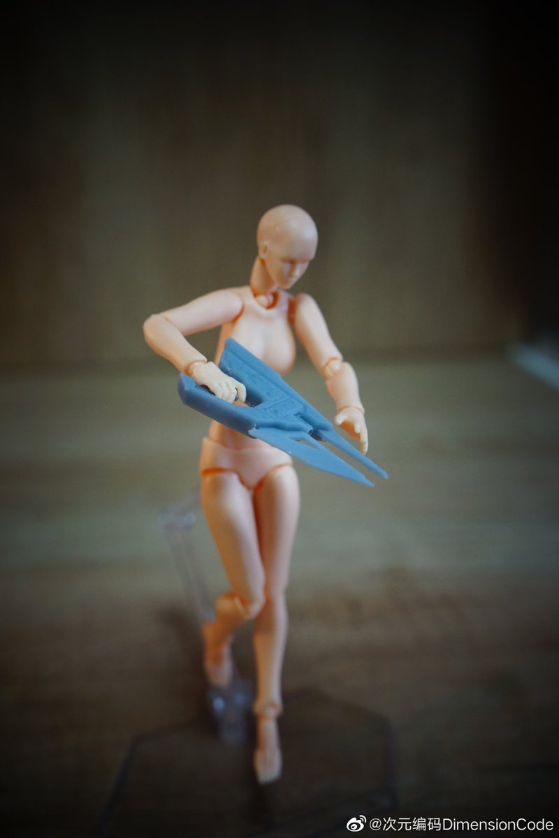 IamLinkNoZelda's tweet photo. @Trial_typeKOF 機械設計：@Trial_typeKOF
【开发记录01】-手持主武器[Adler]
能够在速射和集束模式的之前切换的能量枪。
速射模式下能够延展出结晶构成的刀刃，有着优秀的斩击能力。
集束模式下则搭载了特殊的组件，射程以及威力都大幅加强。 ​​​
#DimensionCode https://t.co/0KoFBvCU3d