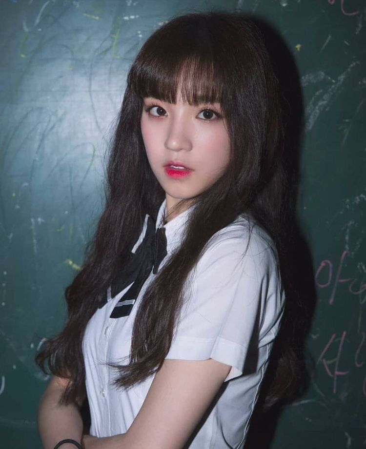 yuqi (g i-dle) as mon