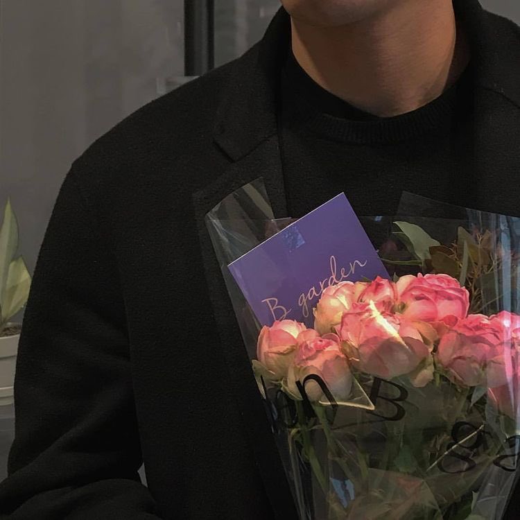 Lee Dongheon-cafe dates-gives you flowers when you’re down-tries babying you but he the actual baby-sends you playlists that you listen together-“Do you know what my shirt is made of? Boyfriend material.”